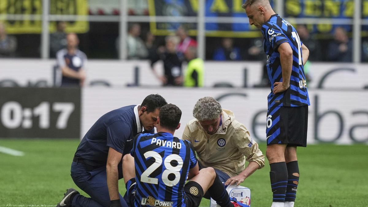 Pavard es atendido por los médicos del Inter antes de abandonar por lesión el partido contra el Roma en la primera mitad.