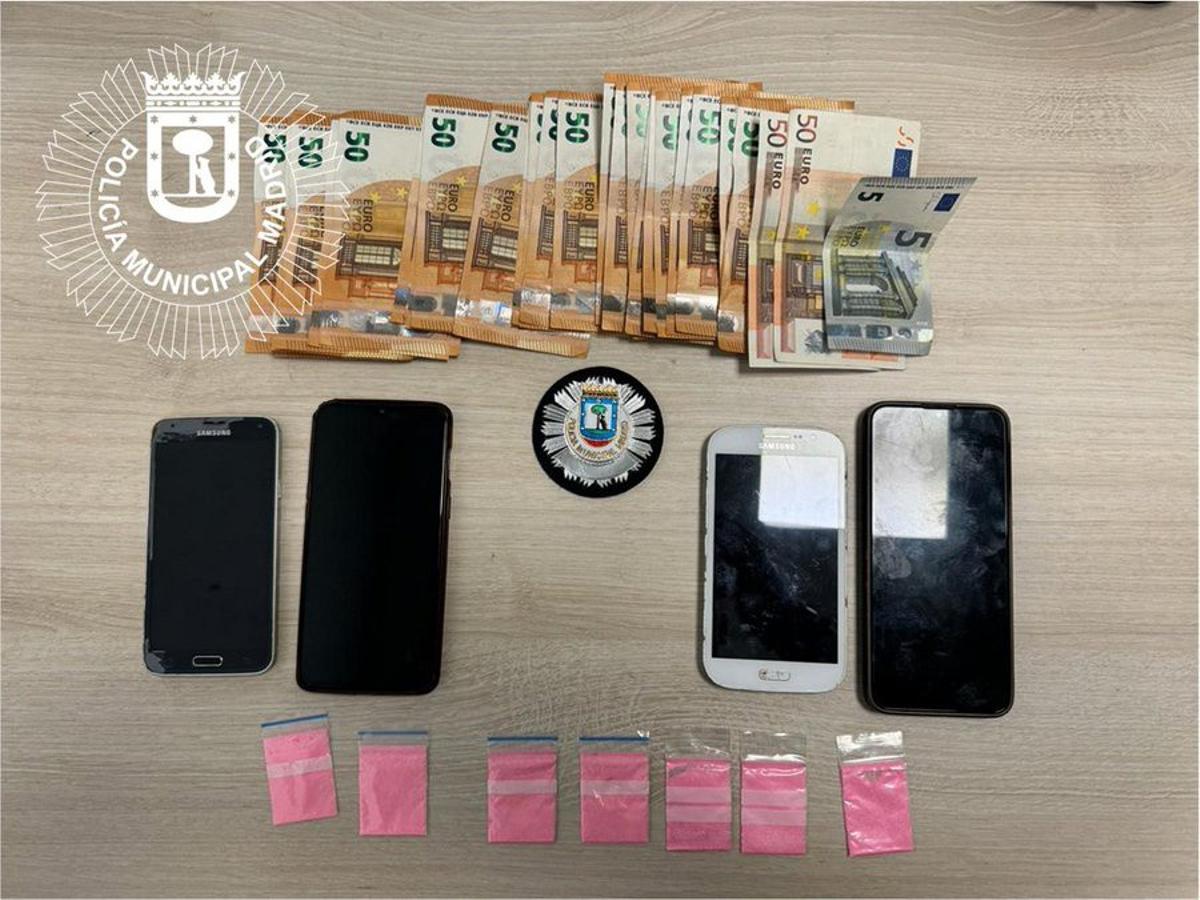 Cocaína rosa, móviles y dinero requisados en una operación policial.