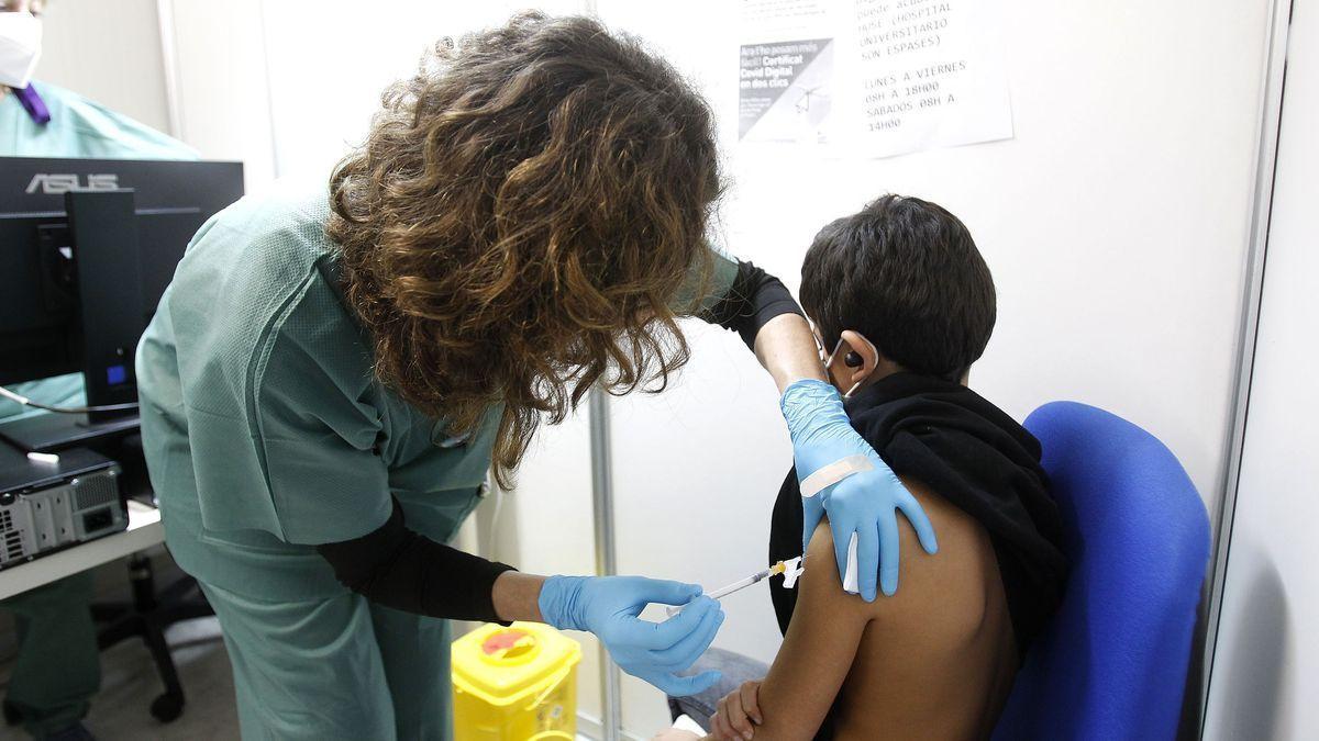 Una sanitaria vacuna a un niño contra el coronavirus. | V.MOLINA/N.SALINAS| Isaac Buj - Europa Press