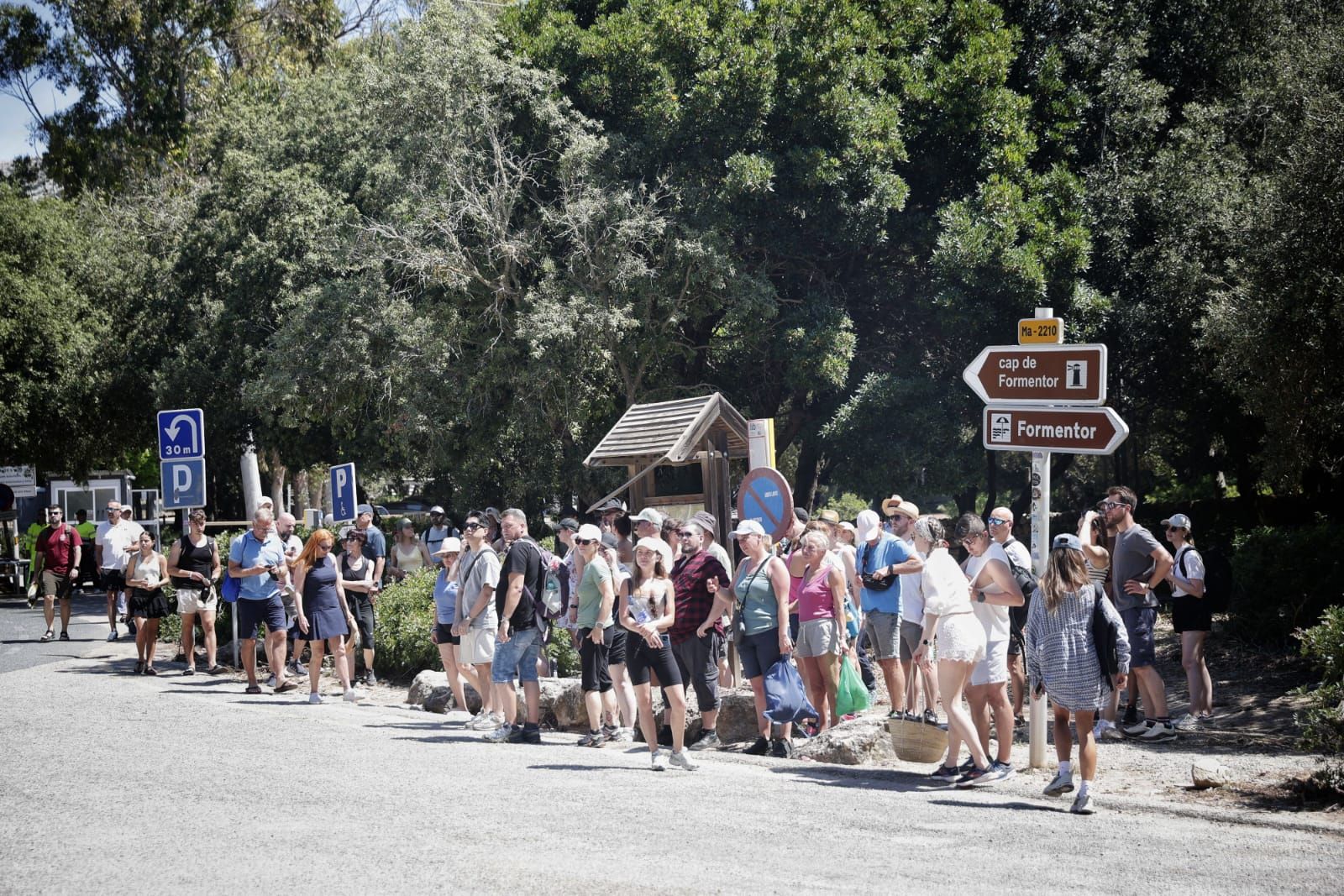 Así está siendo el primer día de restricciones para acceder a la playa y al faro de Formentor