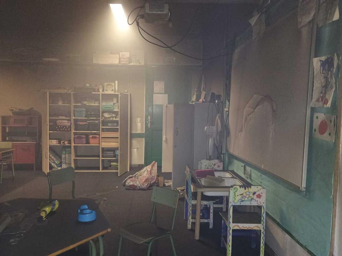 Un incendio afecta a tres aulas del colegio Los Geranios, en Arrecife