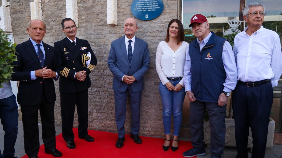 Acto de colocación de la placa con el alcalde, Francisco de la Torre y la concejala Noelia Losada.