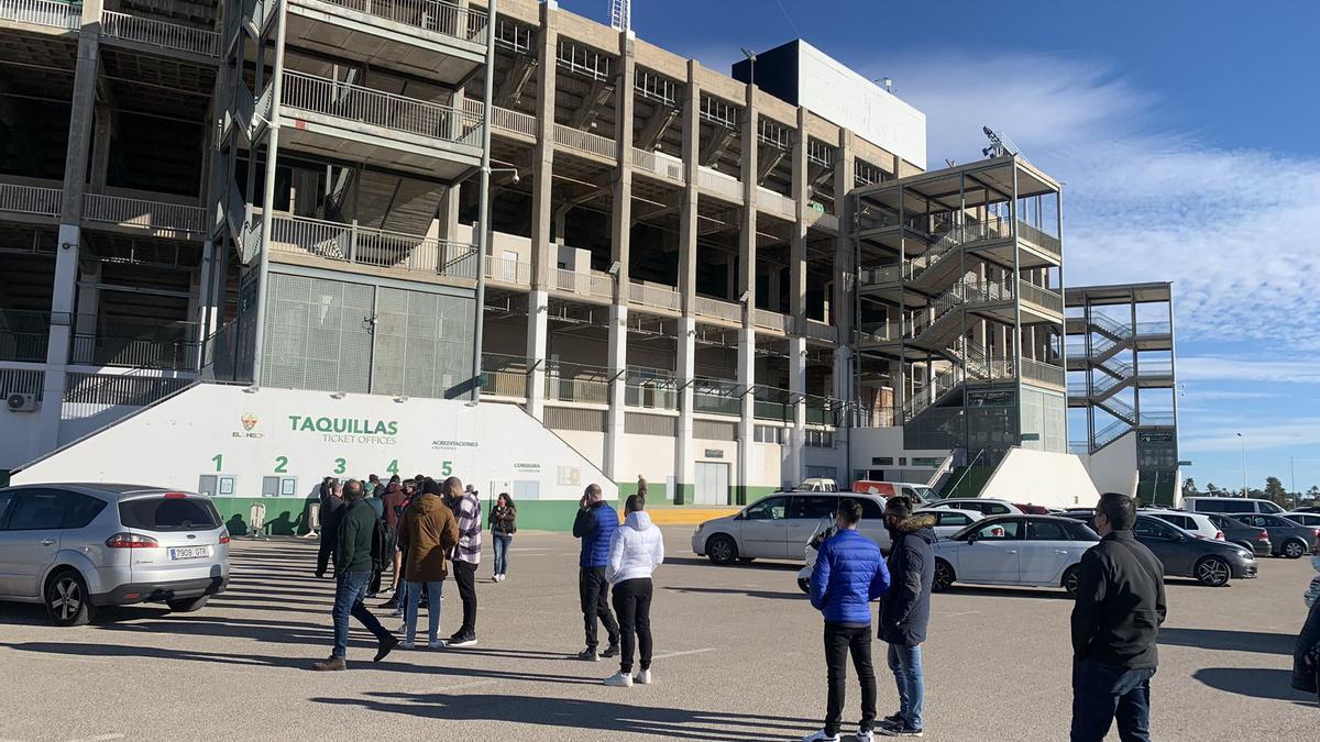 Aficionados del Elche este martes haciendo cola para comprar entradas