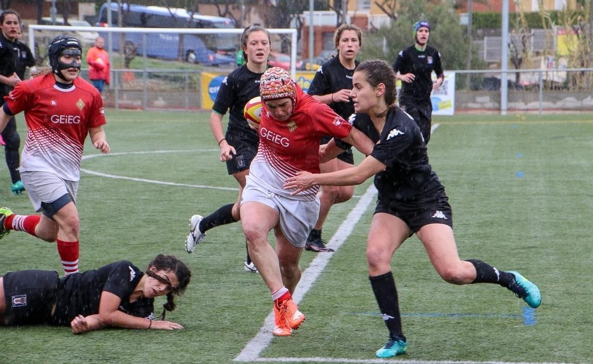 Jugadoras de rugby durante un partido.