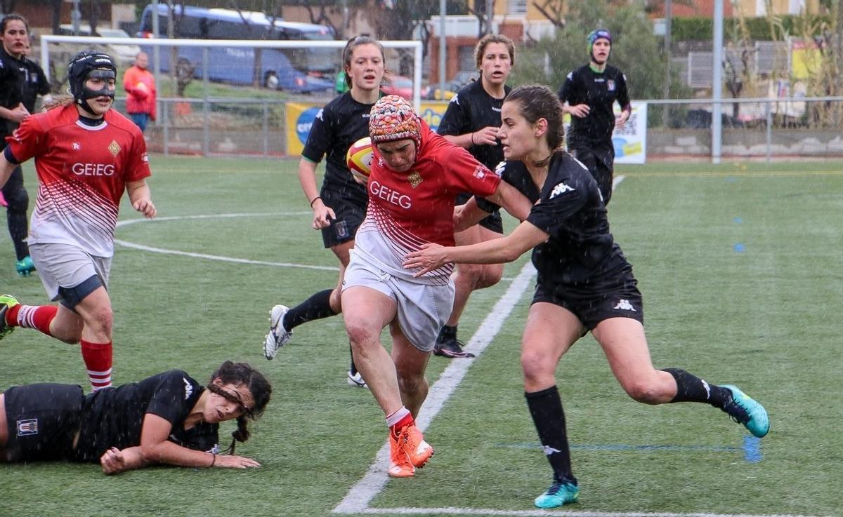 Jugadoras de rugby durante un partido. 