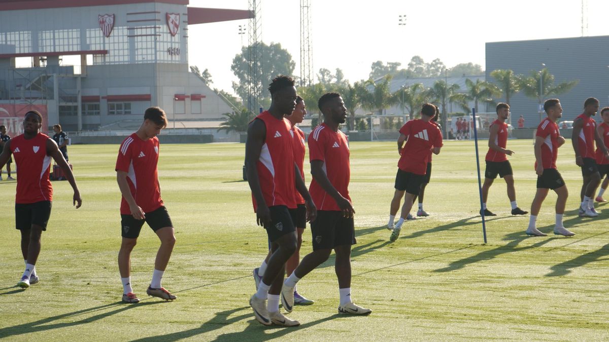 Suazo e Iheanacho se incorporan a los entrenamientos del Sevilla de Almeyda antes del Sunderland