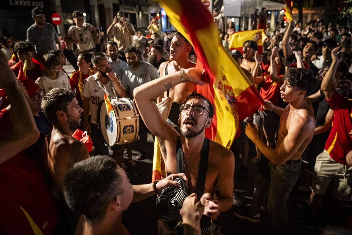 Les millors imatges de la celebració a Manresa del triomf de la Roja al Mundial