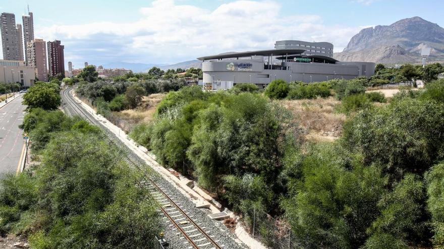 La actual línea del TRAM a su paso por la Estación de Autobuses