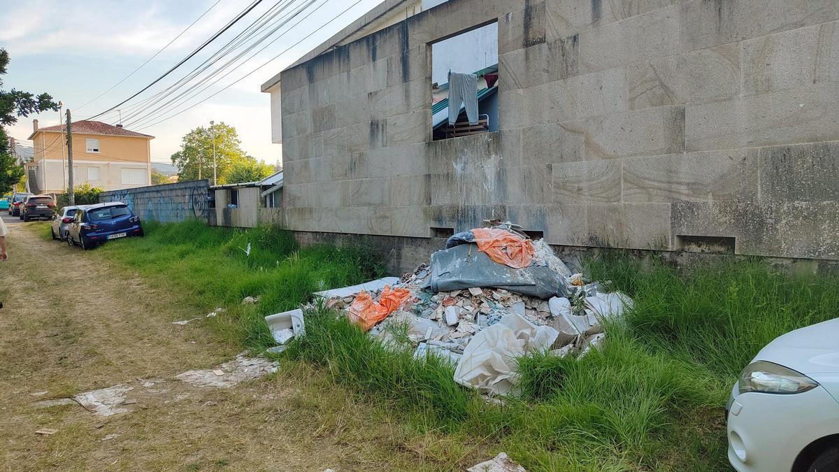 Restos de basura y obra en Playa América a los pies de un hotel Restos de basura y obra en Playa América a los pies de un hotel