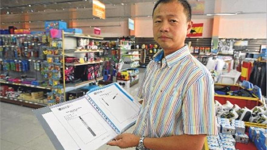 El empresario Yi Hu Wang Ji posa con las patentes de los cigarrillos electrónicos, ayer en Manises.