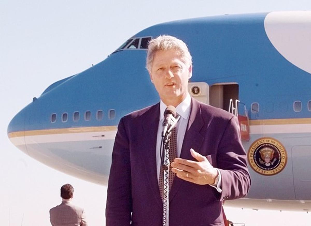 Bill Clinton, davant de l’Air Force One.