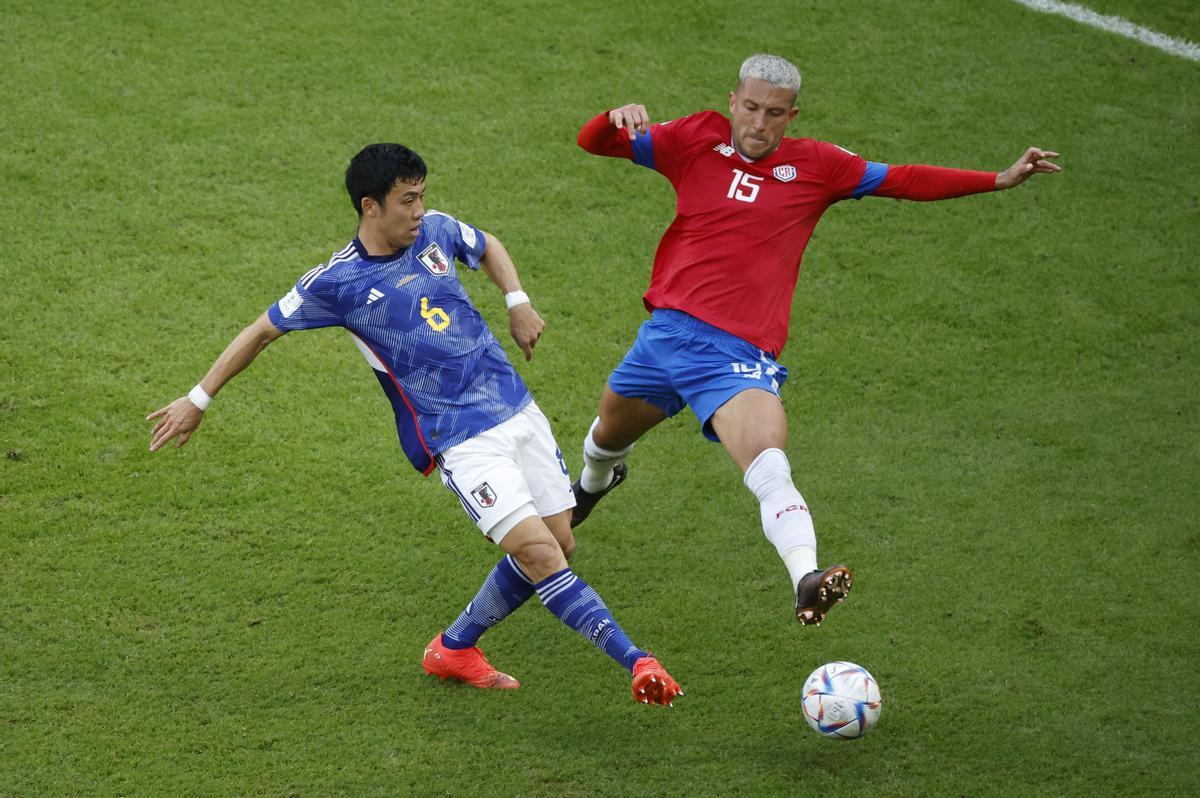 GR7056. RAYÁN (CATAR), 27/11/2022.- Wataru Endo (i) de Japón disputa un balón con Francisco Calvo de Costa Rica  hoy, en un partido de la fase de grupos del Mundial de Fútbol Qatar 2022 entre Japón y Costa Rica en el estadio Áhmad Bin Ali en Rayán (Catar). EFE/ JJ Guillén