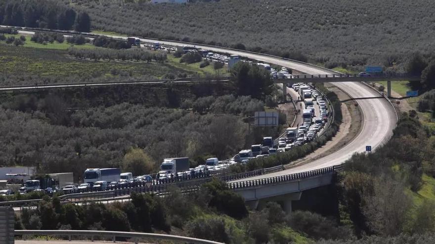 El choque de dos camiones en la autovía A-45 a la altura de Aguilar provoca importantes retenciones de tráfico