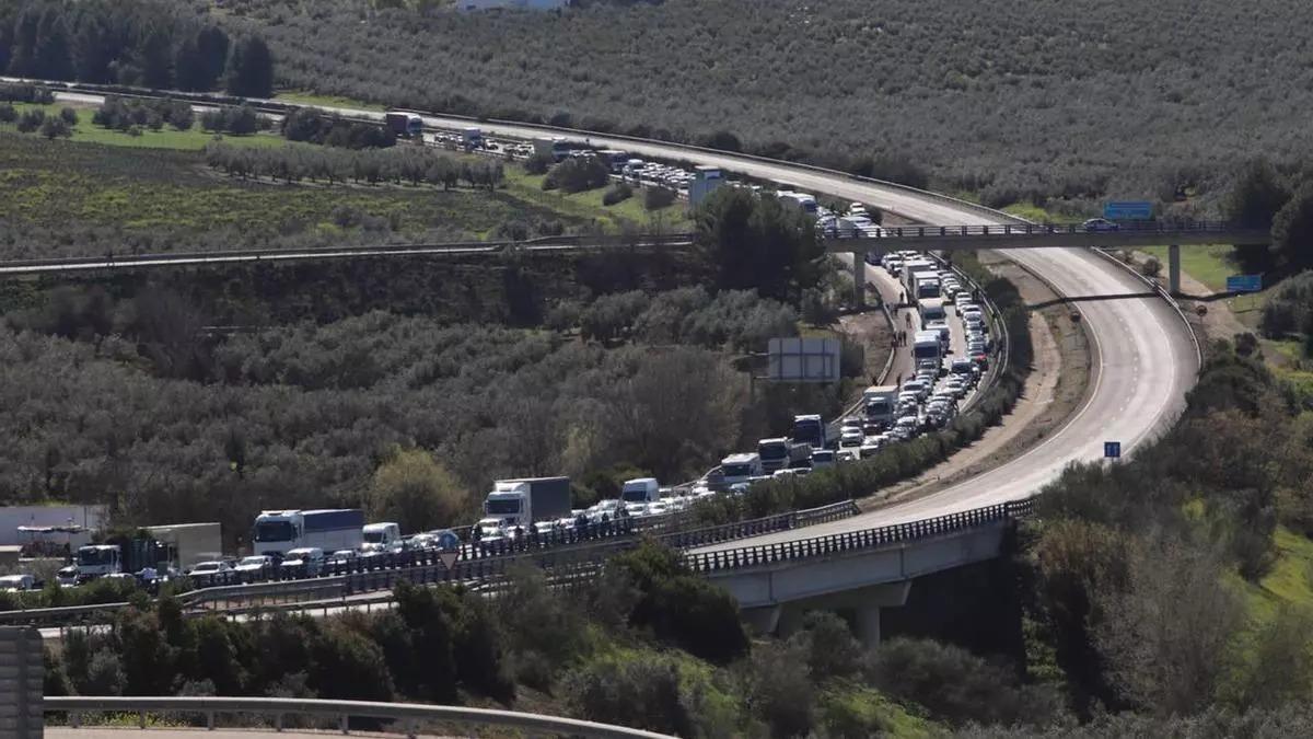 Imagen de archivo de retenciones en la A-45.