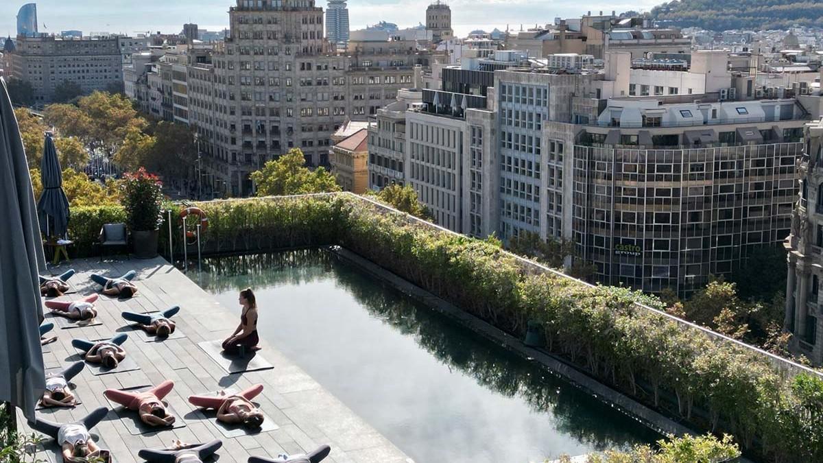 Sesión de yoga en la terraza del Hotel Mandarin Oriental.