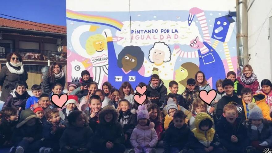 La artista Pilar Serrano ha trabajado con los escolares realizando un vistoso mural. | SERVICIO ESPECIAL