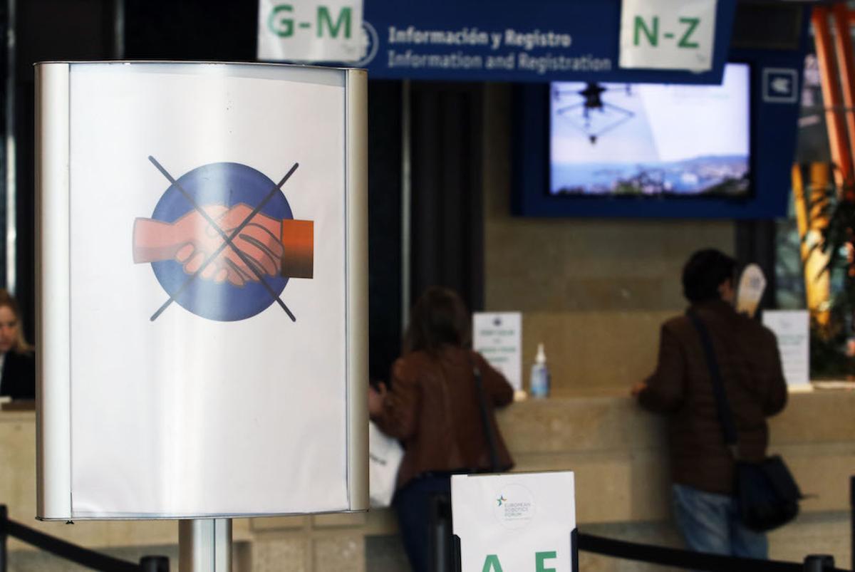 Miden la temperatura a los asistentes a un foro en Málaga por el coronavirus