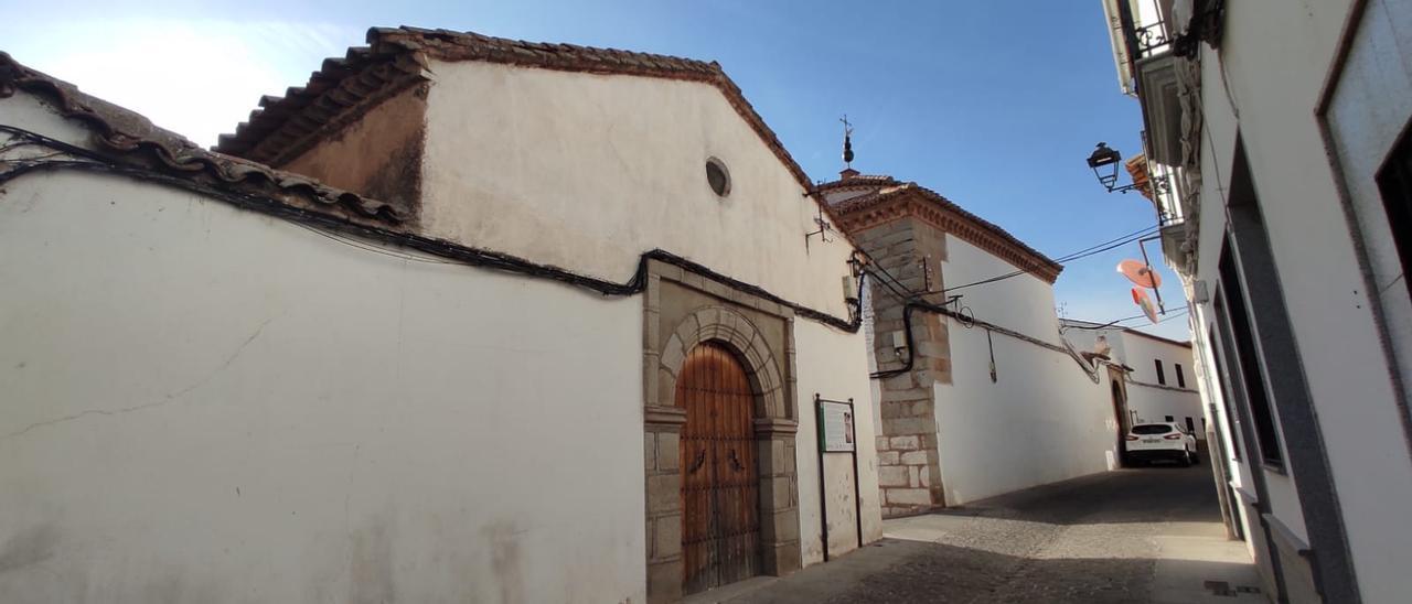 La antigua ermita se ubica en pleno centro de Pedroche, al lado del convento de la Concepción.