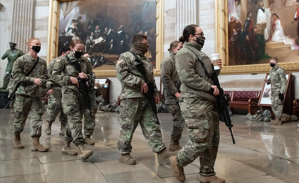 Miembros de la Guardia Nacional en el interior del Capitolio, en Washington.