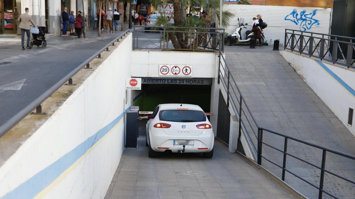 Un vehículo accede al parking de San Vicente utilizando el nuevo sistema.