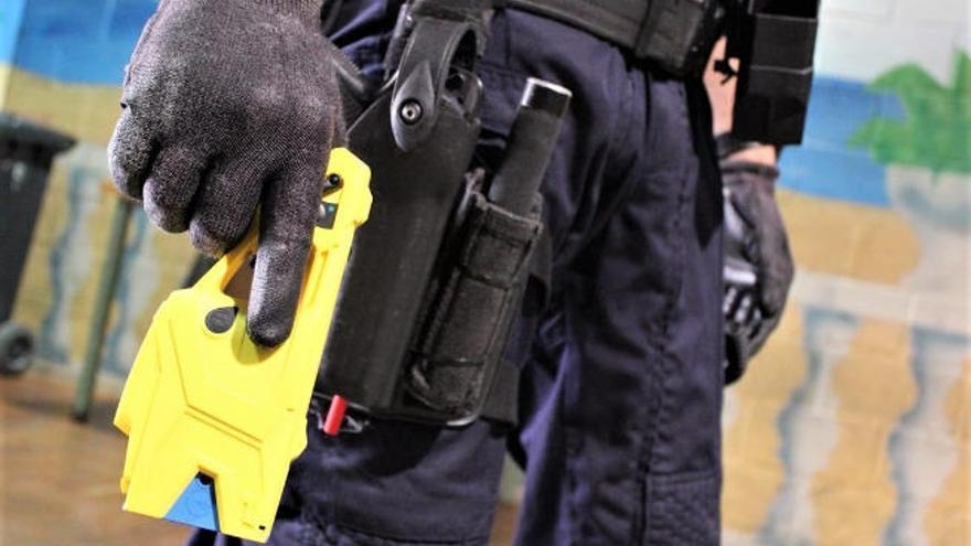 Santa Cruz compra una docena de pistolas eléctricas con cámara para la Policía Local