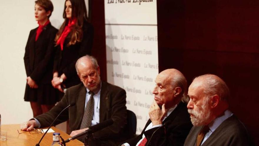 García-Trevijano, entre Alfonso Toribio, presidente de Tribuna Ciudadana, y el arquitecto Ramón Fernández Rañada, que le presentó.