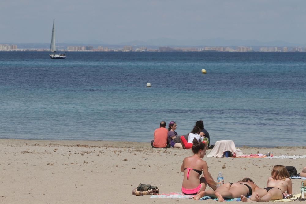 Turistas y locales disfrutan de un día de playa