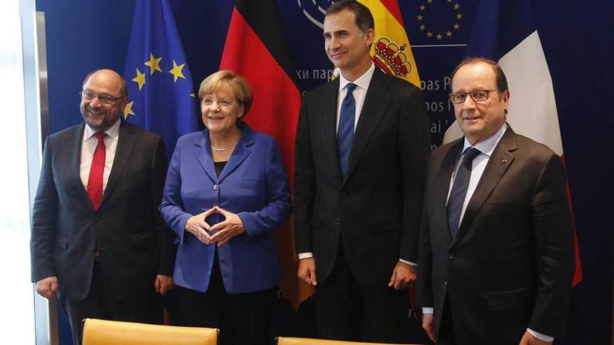 Felipe VI, entre Hollande y Merkel, con el presidente de la Eurocámara, Martin Schulz, a la izquierda.