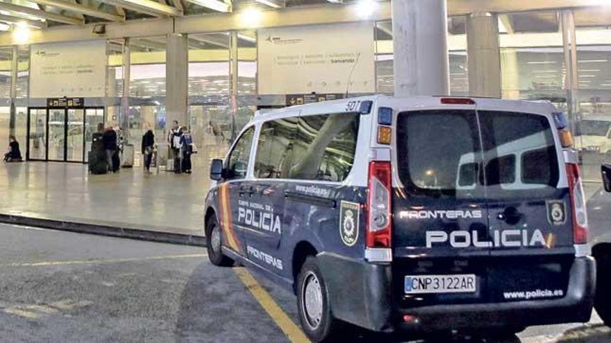 Una furgoneta de la policía, ayer, en el aeropuerto de Son Sant Joan.