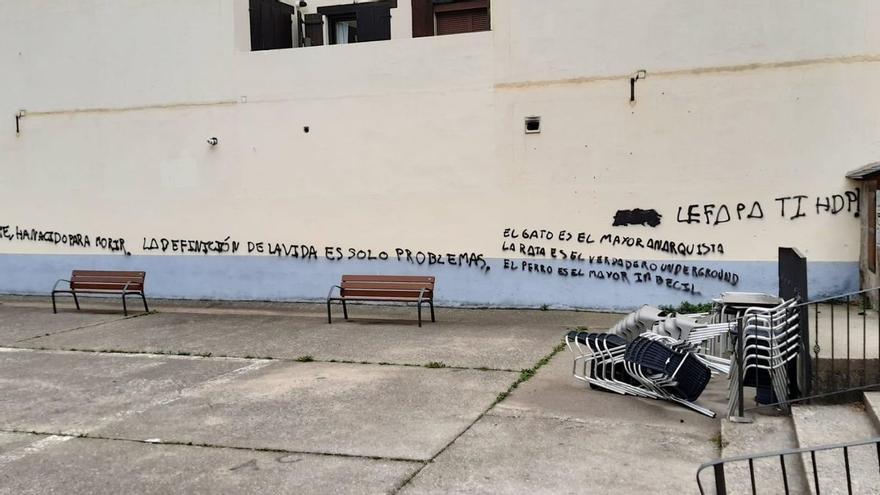 Detenido un joven tras realizar más de 80 pintadas con citas de Hemingway y Bukowski en Huesca