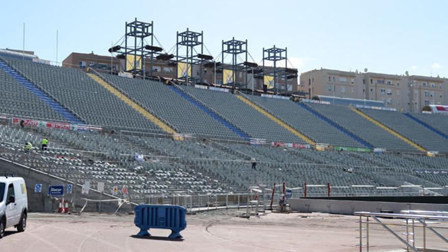 Algunos operarios de la nueva Grada Sur del Estadio de Gran Canaria se esmeran en poner las últimas butacas.