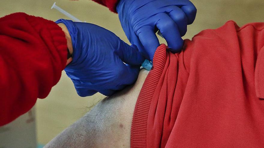 Castilla y León comenzará a vacunar el mes próximo a los menores de 50 años