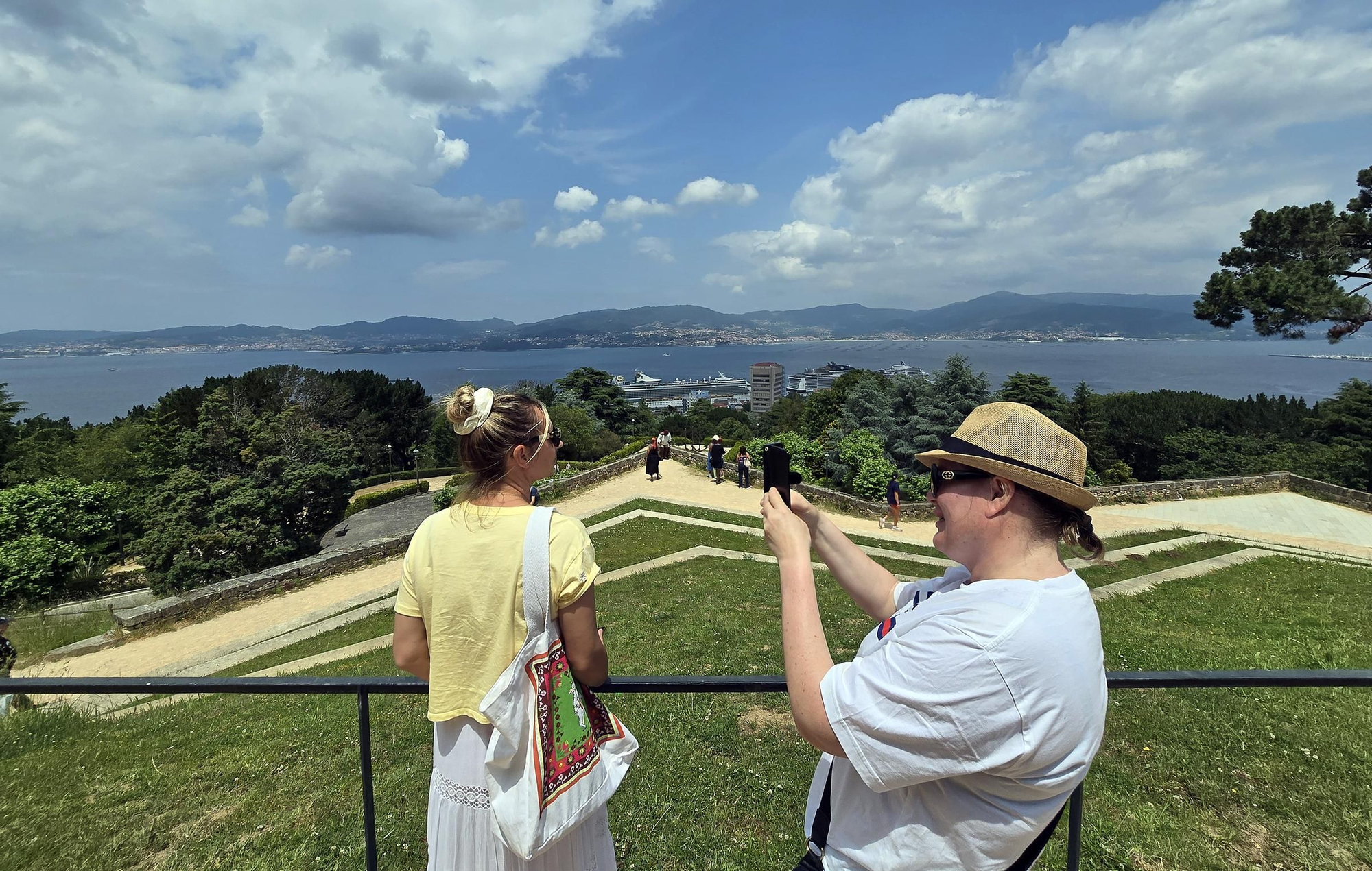 Marea de cruceristas en Vigo con la doble escala del «Independence of the Seas» y «MSC Virtuosa»