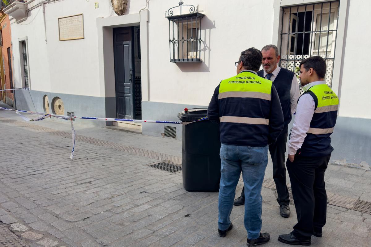 SEVILLA, 02/02/2025.- Un matrimonio de ancianos ha fallecido este domingo por inhalación de humo en una vivienda de la calle Mateos Gago de Sevilla, en el centro de la ciudad, según han informado a EFE fuentes de la investigación. Según las citadas fuentes, los fallecidos son el catedrático de Historia del Arte de la Universidad de Sevilla, Enrique Valdivieso, de 81 años, nacido en Valladolid donde fue profesor ayudante de esa materia, y su esposa, Carmen Martínez, de 72. EFE/ David Arjona
