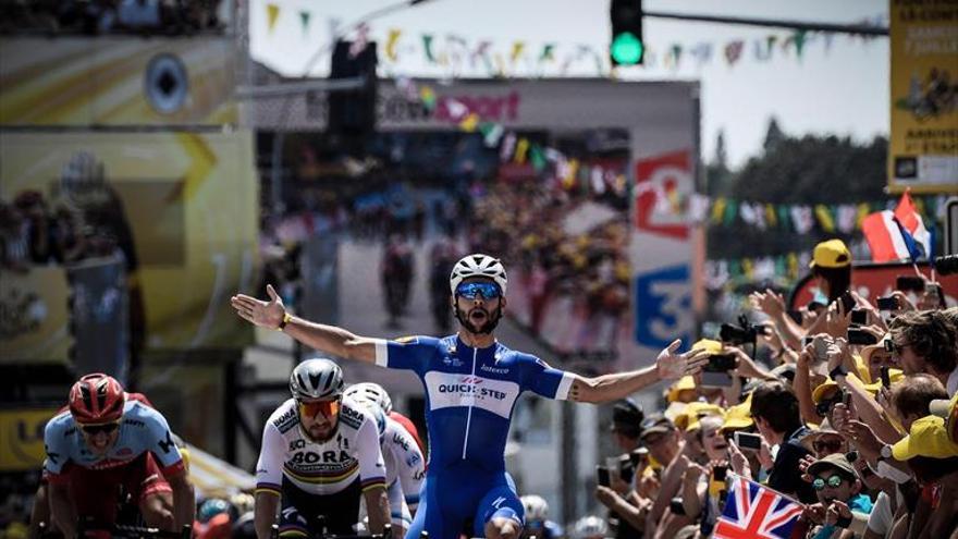 Gaviria sube a los cielos del Tour mientras Froome acaba en la hierba