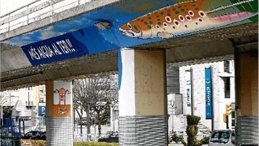 Mural contra el transvasament del Ter al viaducte