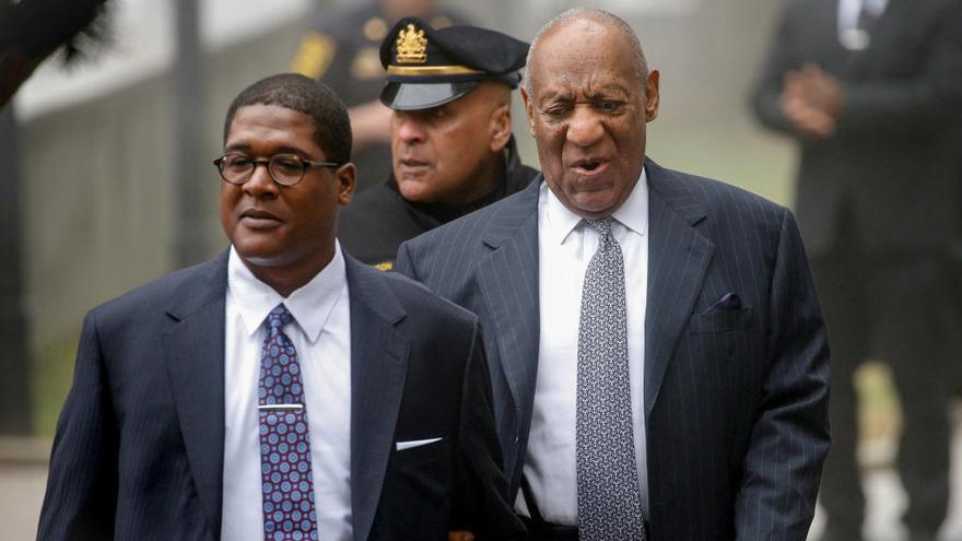Cosby acude con su abogado a la Corte de Norristown.