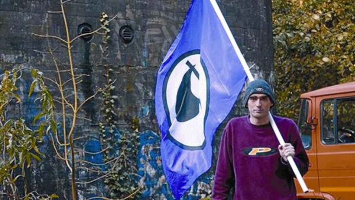 Sven Olaf Kamphuis, con la bandera del Partido Pirata, en su página de Facebook.