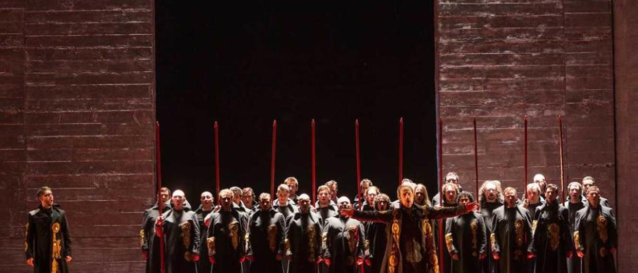 El Coro de la Ópera de Oviedo y Vladimir Stoyanov, durante una de las representaciones de &quot;Nabucco&quot;.