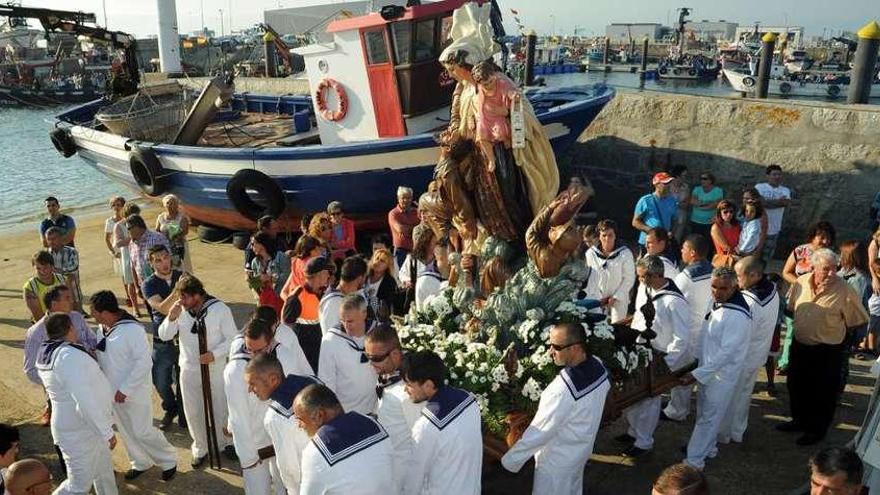 Embarque de la imagen del Carme durante la procesión que se celebra en Vilanova de Arousa. // Iñaki Abella