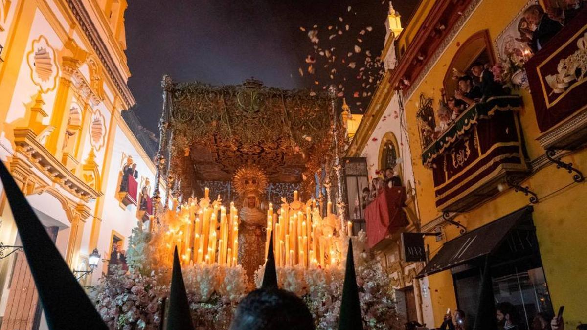 Semana Santa en Sevilla. La Esperanza de Triana a la salida de su capilla de Los Marineros