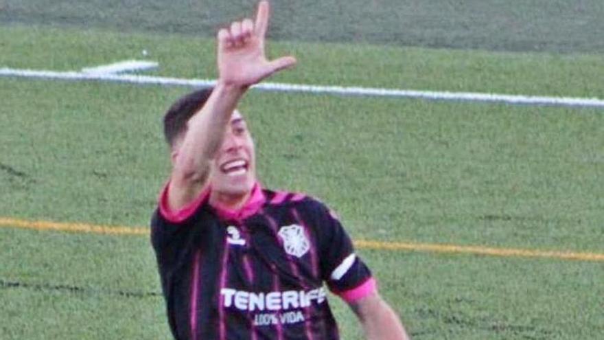 Ethyan celebra un gol con el CD Tenerife B.