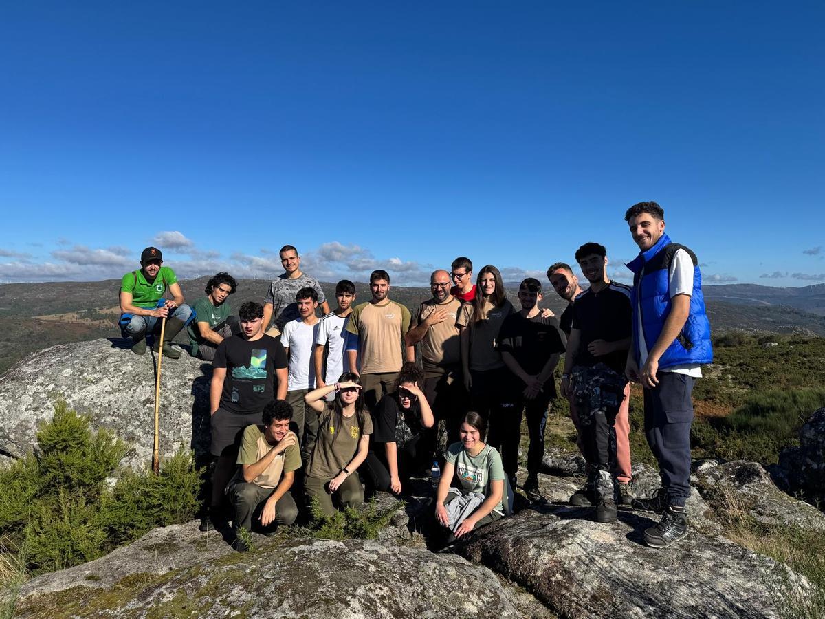 Una salida formativa del grupo de cazadores con el Centro de formación e experimentación agroforestal (CFEA) de Lourizán.