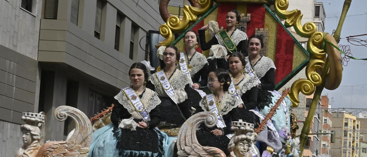 Imagen de la reina infantil de las fiestas Gal.la Calvo junto a las damas de la ciudad infantiles.