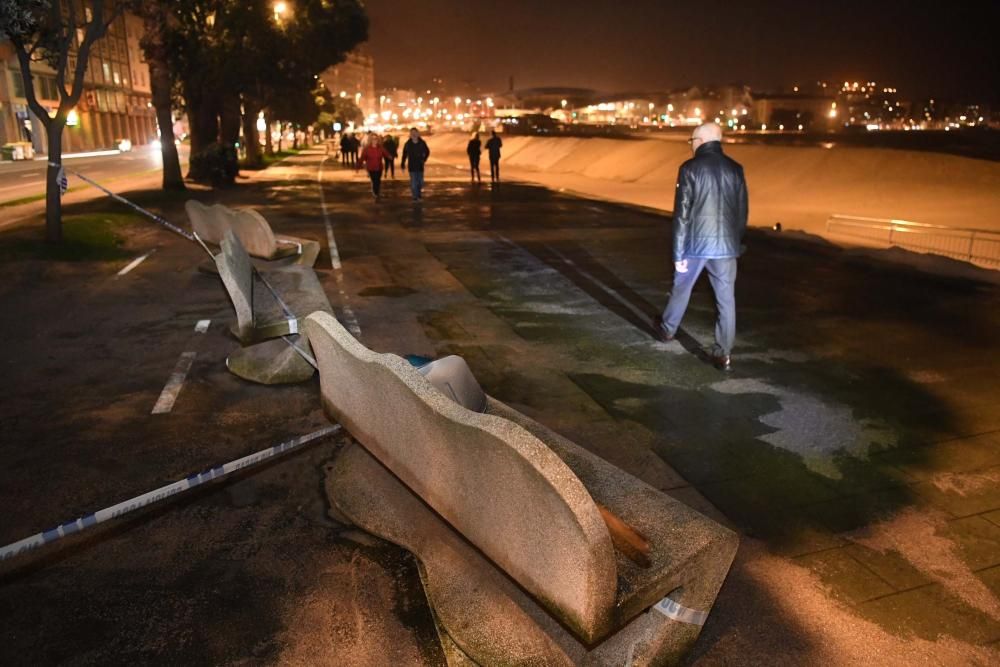 Las olas del temporal llegan al paseo marítimo