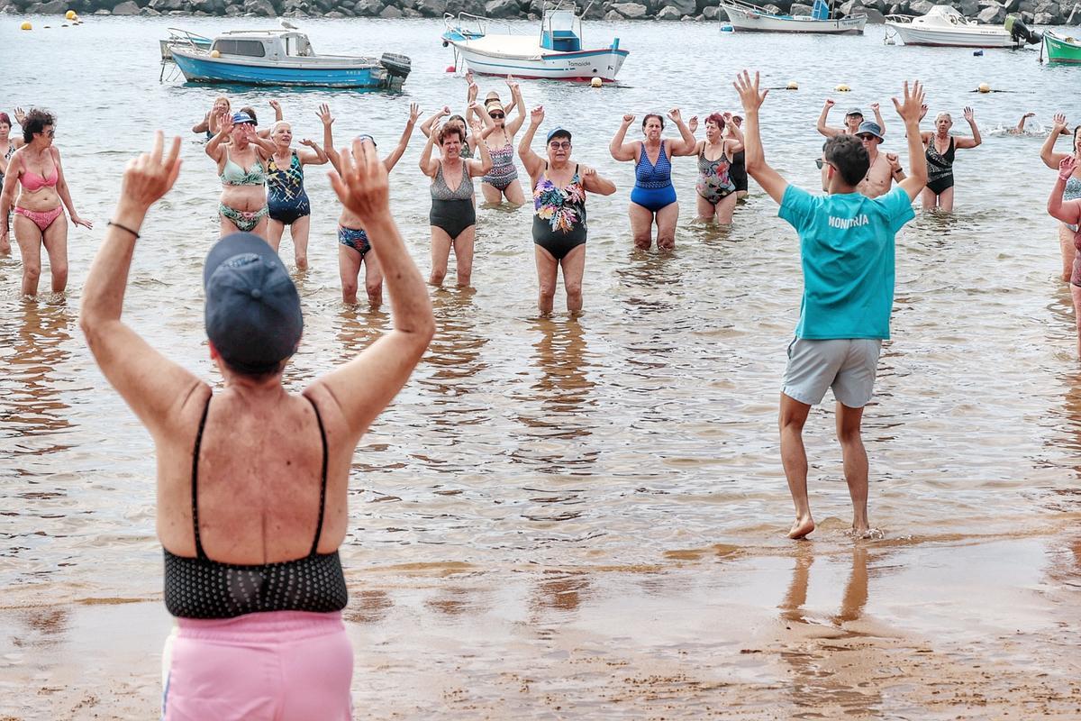 Los mayores van a la playa de Las Teresitas con Santa Cruz Vital