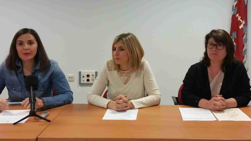 Las ediles de Mujer y Educación, María José Soria y Esther Poveda, junto a la técnico del centro de Empleo