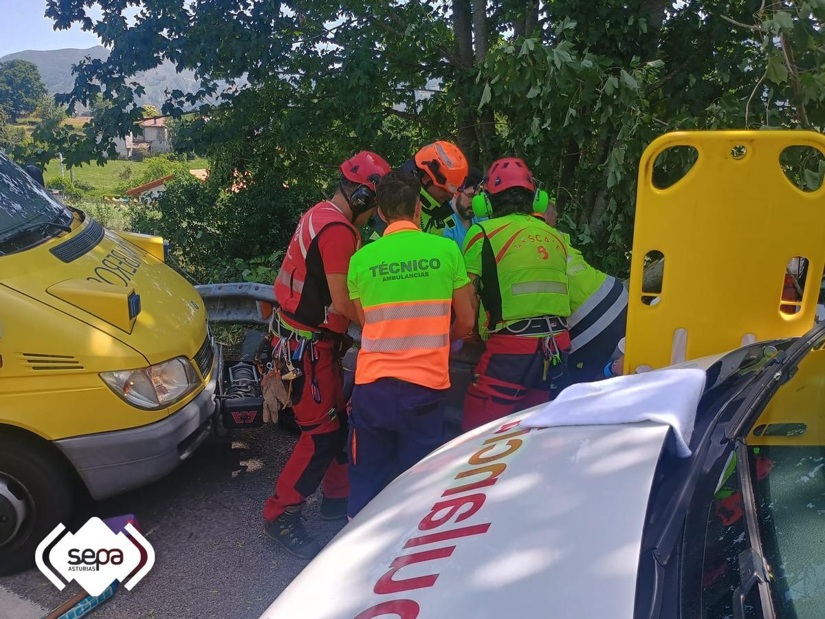 Bomberos de Asturias atienden a la víctima del accidente de tráfico de Nava