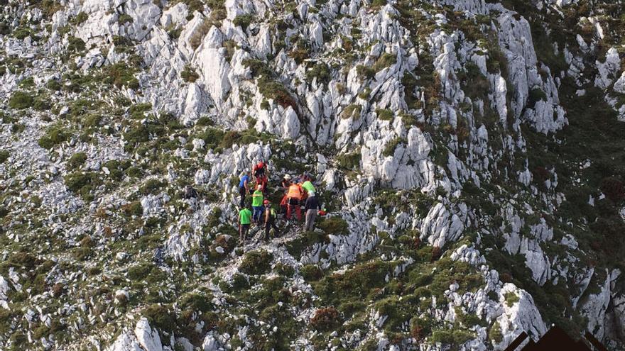 Rescatan a un hombre de 67 años que hacía una ruta en Peñamellera Alta