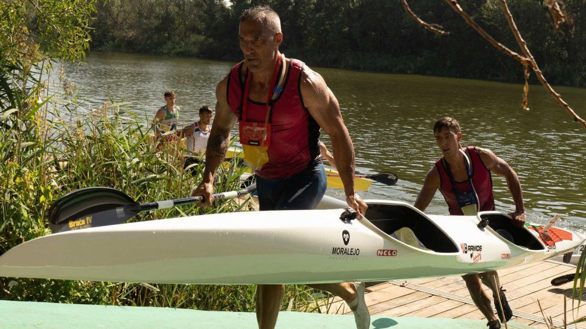 Emilio Merchán y Luis Álvarez salen del agua para afrontar un porteo. | J. L. F.